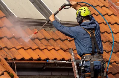 Démoussage et hydrofuge de toiture à Faucon